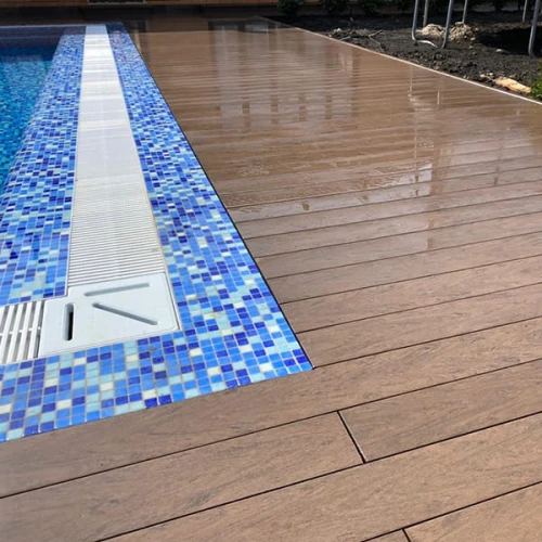 Deska BRUGGAN MULTI COLOR WENGE przy basenie