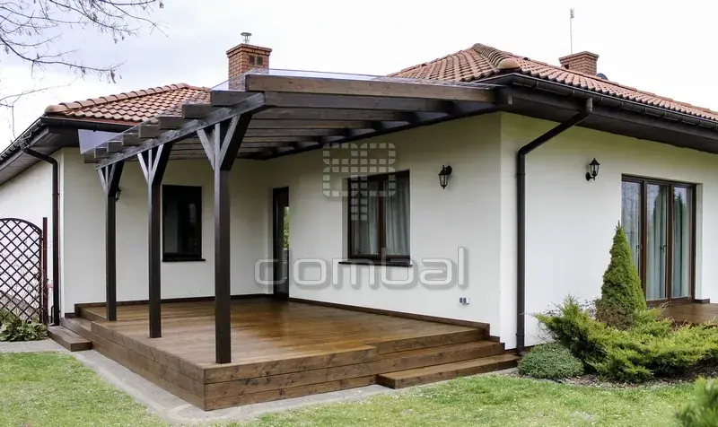 Taras z modrzewia syberyjskiego i pergola z drewna BSH
