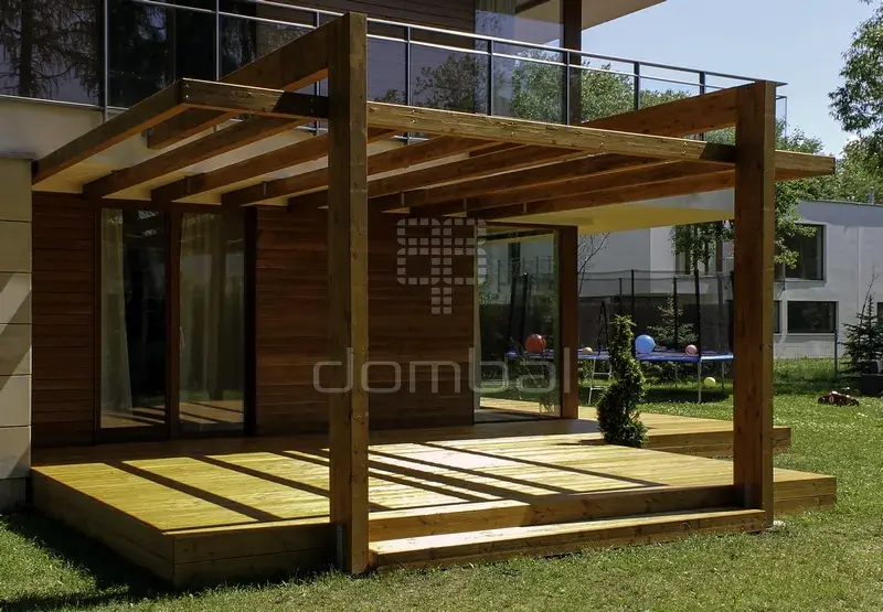 Taras z modrzewia syberyjskiego i pergola z drewna BSH